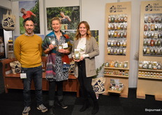 Bij Het Blauwe Huis toonden ze onder meer de nieuwe theëen: Sterrenmix en Sterren met munt. "Hierin zit ons dropblad", vertelde Nienke Reurink (midden). Links naast haar staat Severijn Velmans en rechts Jacqueline Duschak.